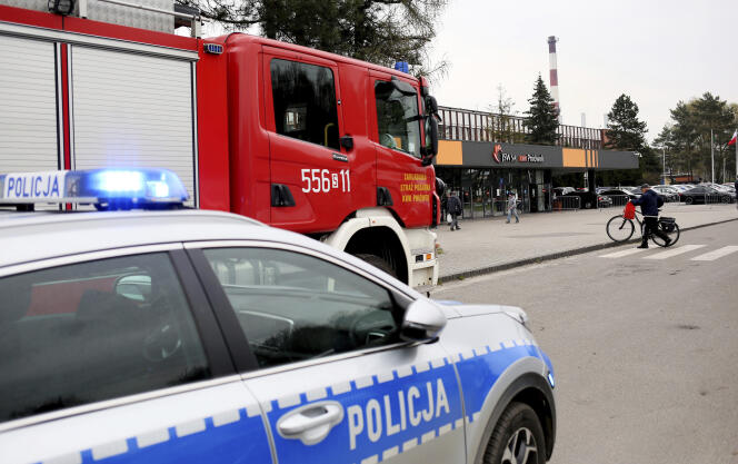 Środa, 20 kwietnia 2022 Samochód policyjny i wóz strażacki przed kopalnią węgla Pnyovek w Pavlovis na południu Polski.