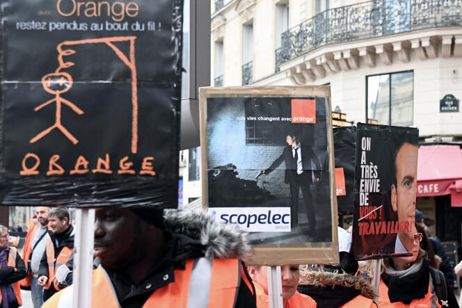 Les employés de la société Scopelec manifestent à Paris, le 7 avril 2022, à la veille la décision attendue du tribunal de commerce de Paris sur un différend entre la coopérative française et Orange. 
