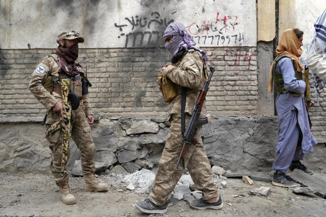 Des soldats talibans devant une école de Kaboul, le 19 avril 2022.