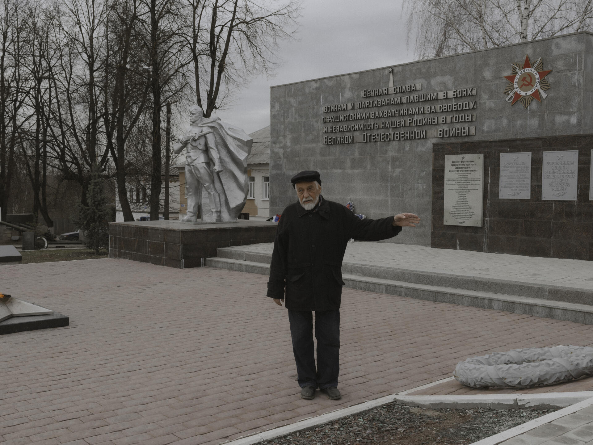 Vladimir Ovtchinnikov devant le monument aux morts de la seconde guerre mondiale, lors de laquelle 230 habitants de Borovsk sont morts. Il y avait peint une fresque à la mémoire des 390 morts de la répression stalinienne, depuis effacée. A Borovsk (Russie), le 19 avril 2022.