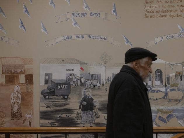 L'artiste Vladimir Ovtchinnikov devant l’un de ses fresques. 19 avril 2022. Borovsk, Russie.