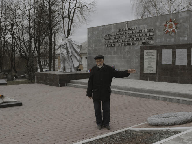 Vladimir Ovchinnikov in front of the memorial for the Second World War, during which 230 inhabitants of Borovsk died. He painted a mural in memory of the 390 dead from Stalinist repression, since been erased. In Borovsk (Russia), April 19, 2022.