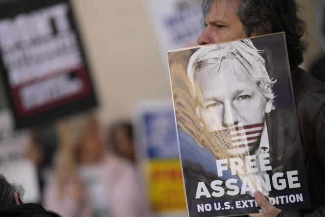 Des manifestants contre l’extradition de Julian Assange, le 20 avril 2022 à Londres.