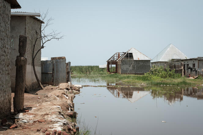 Des maisons abandonnées en raison de la montée du niveau d’eau du lac Tanganyika à Gatumba, au Burundi, le 15 mars 2022.