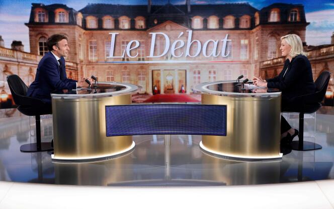 Emmanuel Macron et Marine Le Pen sur le plateau du débat d’entre-deux-tours, le 20 avril 2022.
