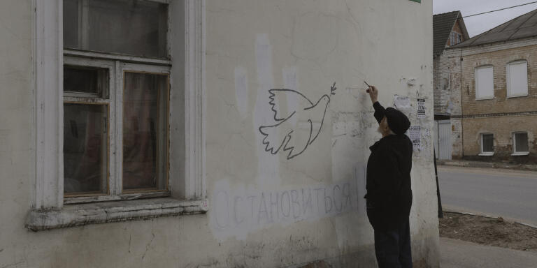 19 avril 2022. Borovsk, Russie. Sur la place Lénine, le graffiti de l'artiste peintre Vladimir Ovtchinnikov représentant une petite ukrainienne sous les bombes russes a été effacé. Il a peint à la place une colombe et y ajoute devant nos yeux un z qui se débine devant la colombe.