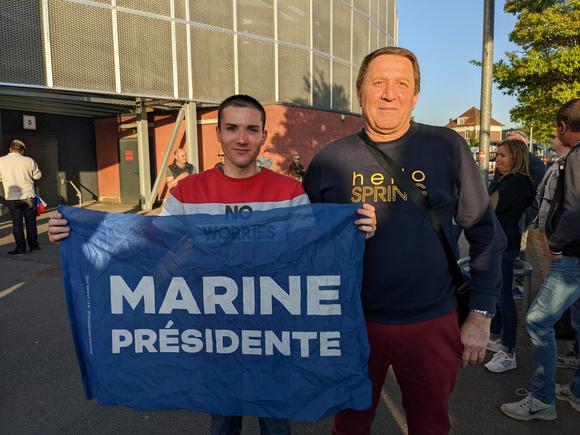 Jean-Robert Havet (à droite) et son fils Pierre (à gauche), au meeting de Marine Le Pen à Arras, le 21 avril 2022.
