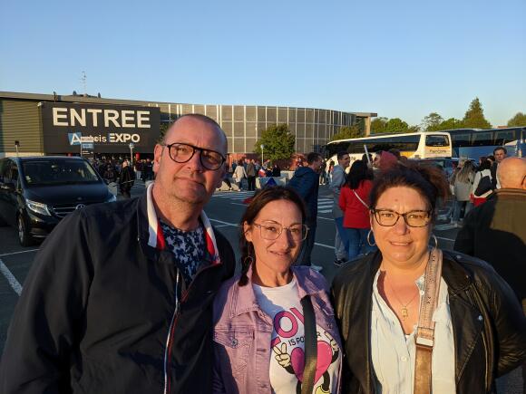 Franck et Virginie Wallet accompagnés d'Angelica Morvan, à la sortie du dernier meeting de la candidate du RN Marine Le Pen, le 21 avril 2022 à Arras.