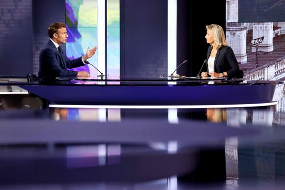 Emmanuel Macron sur le plateau de France 2, face à Anne-Sophie Lapix, jeudi 21 avril 2022.