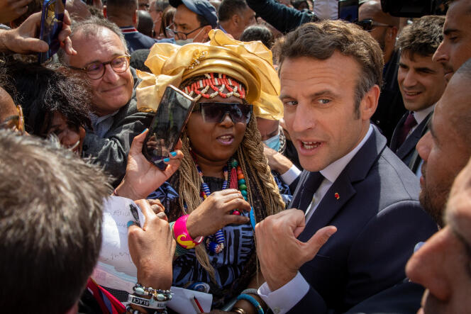 El candidato a presidente, Emmanuel Macron, haciendo campaña en Saint-Denis (Seine-Saint-Denis), jueves 21 de abril de 2022.