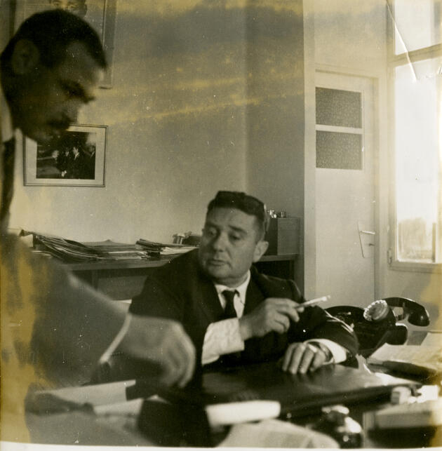 Louis Tonellot, dans les années 1960, dans son bureau de directeur de l’hôpital Avicenne, à Rabat, au Maroc.