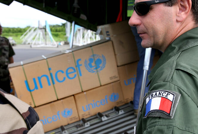 The French Air Force loads UN relief supplies in Honiara, capital of Solomon Islands, on April 5, 2007.
