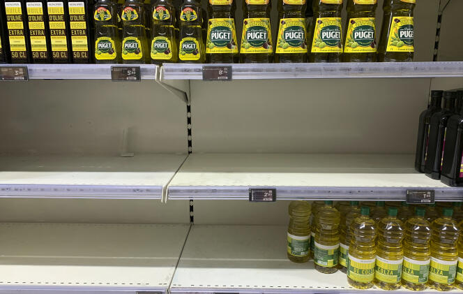 Dans un supermarché parisien, le 5 avril 2022, le rayon de l’huile de tournesol est vide.