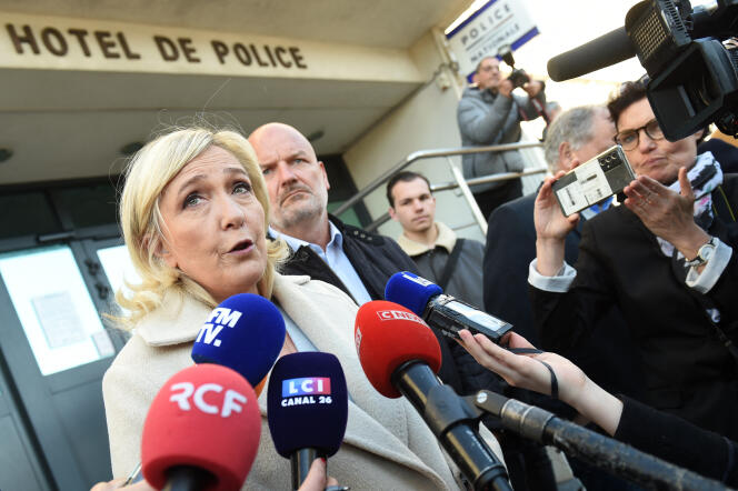 Marine Le Pen durante su visita a la comisaría de Alençon, el 28 de octubre de 2021.