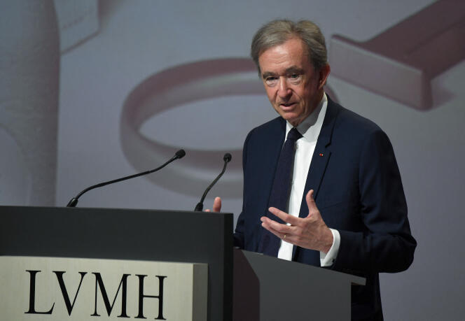 Bernard Arnault, président-directeur général du groupe de luxe français LVMH, s'adresse à l'assemblée générale du groupe à Paris, le 21 avril 2022.