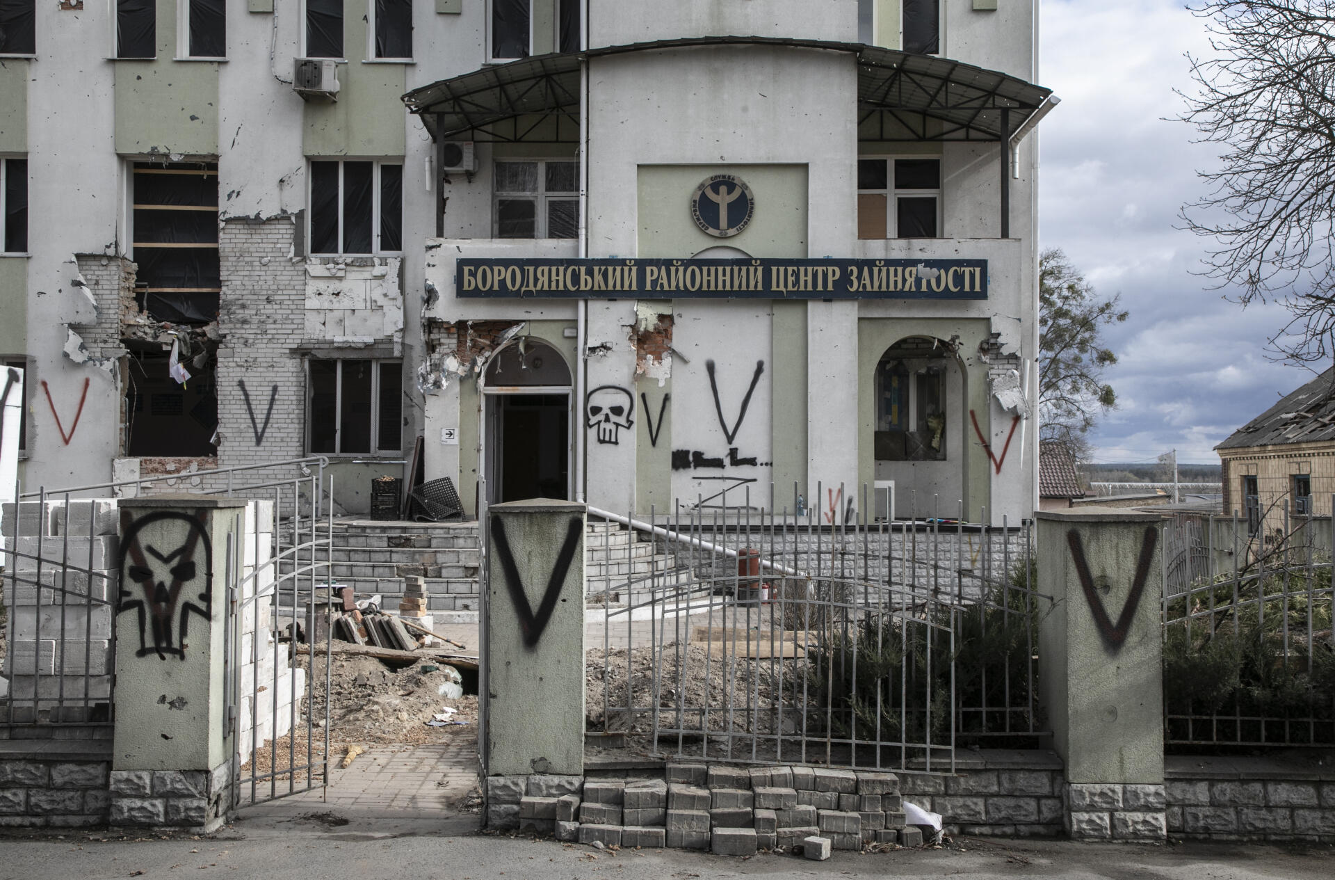 La façade et l’entrée d’un immeuble administratif où les soldats russes avaient installé une de leur position. Borodianka, le 17 avril 2022.