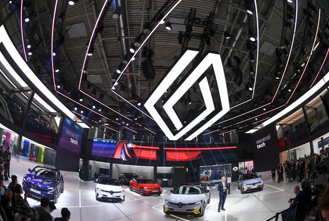 Luca De Meo devant la gamme électrique de Renault, à l’International Motor Show de Munich (Allemagne), le 6 septembre 2021.