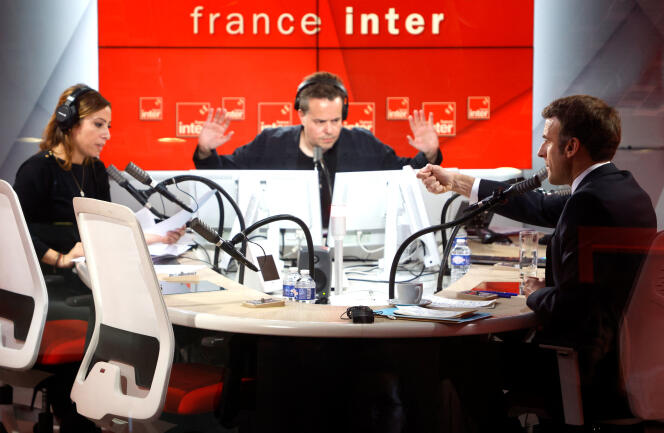 Los periodistas Léa Salamé y Nicolas Demorand reciben al candidato a presidente Emmanuel Macron, en los estudios de France Inter, en París, el 4 de abril de 2022.