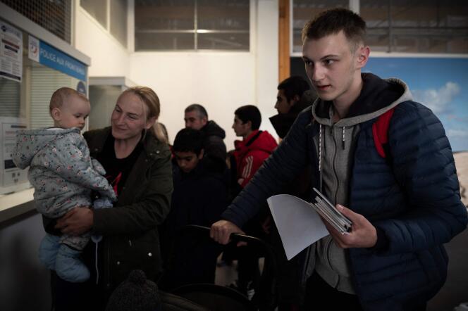 Los refugiados ucranianos pasan por el control de pasaportes a su llegada desde Moldavia al Aeropuerto Internacional de Burdeos en Mérignac, el 21 de abril de 2022. 