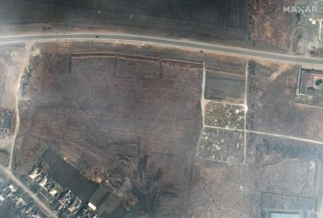 Image satellite de Manhouch fournie par Maxar, jeudi 21 avril. Les autorités ukrainiennes parlent de dizaines de milliers de civils tués à Marioupol. Elles affirment qu'une partie d'entre eux ont été enterrés dans des fosses communes.