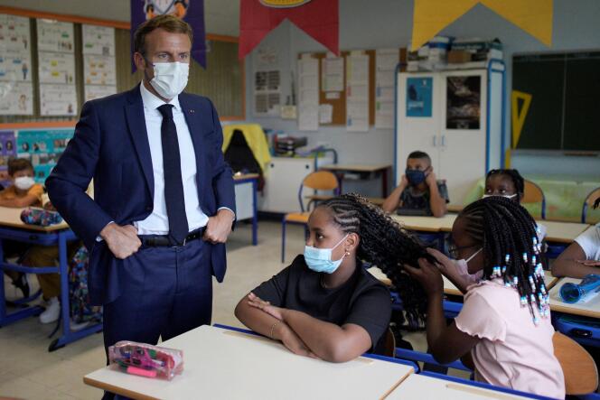 Emmanuel Macron en visite à l’école élémentaire de Bouge, à Marseille, le 2 septembre 2021.