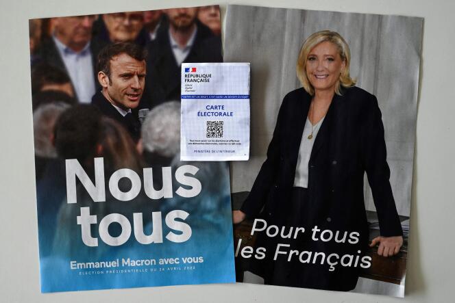 Une carte électorale devant les professions de foi d’Emmanuel Macron et Marine Le Pen