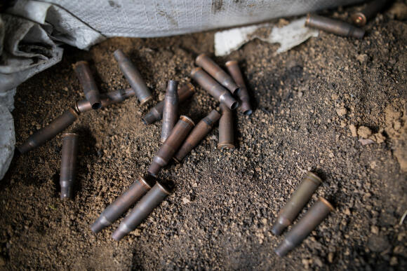 Ukraine, Donbass, vers Avdiïvka. Le 21 avril 2022. Devant le poste de tirs d’une tranchée, au sol, des munitions vides.