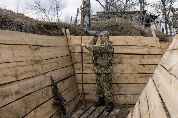 Andriy Grigorich, 47 ans et commandant de la bridage, observe les  positions russes, vers Avdiïvka, dans le Donbass, le 21 avril 2022.