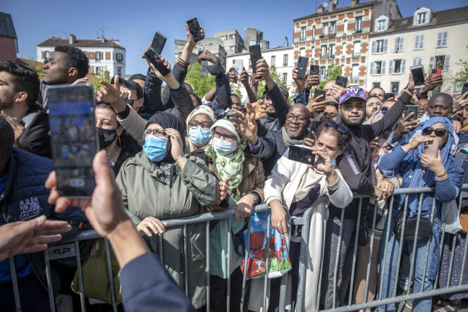 Hundreds of people had gathered for the arrival of Emmanuel Macron in Saint-Denis (Seine-Saint-Denis), on April 21, 2022.