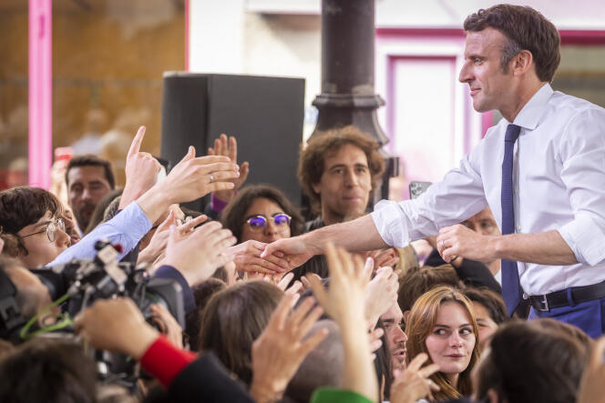 Emmanuel Macron salue la foule après son meeting, à Figeac, dans le Lot, le 22 avril 2022.