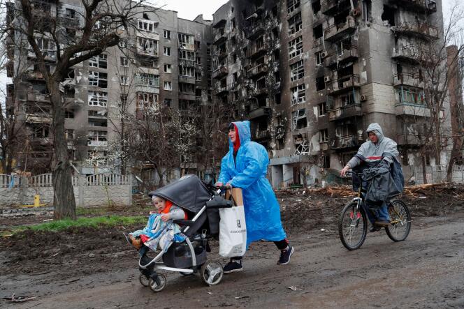 Residents of Mariupol in front of buildings destroyed by Russian attacks in the south of the city, Ukraine, April 21, 2022. 