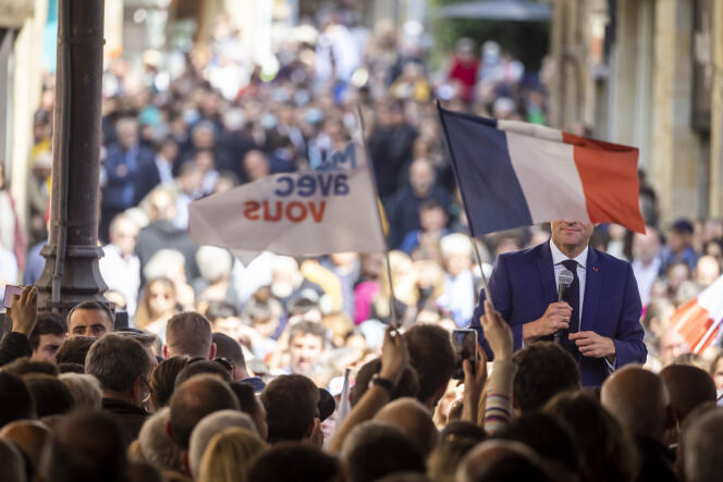 Emmanuel Macron, au milieu d’une foule de partisans venus assister à son dernier meeting avant le second tour, à Figeac (Lot), le 22 avril 2022.