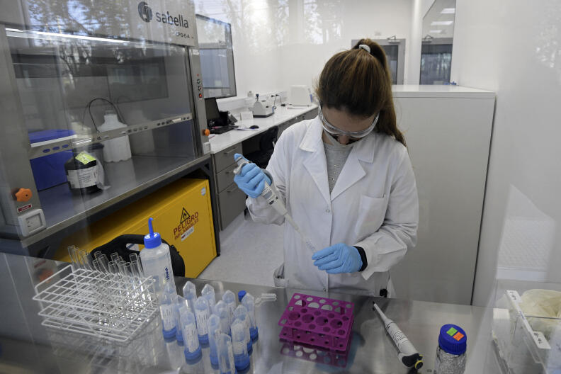 A scientist works at the mAbxience biosimilar monoclonal antibody laboratory plant in Garin, Buenos Aires province, on August 14, 2020, where an experimental coronavirus vaccine will be produced for Latin America. - Argentina will manufacture while Mexico will pack and distribute in Latin America, except of Brazil, the vaccine against COVID-19 developed by the University of Oxford and the AstraZeneca laboratory. (Photo by JUAN MABROMATA / AFP)
