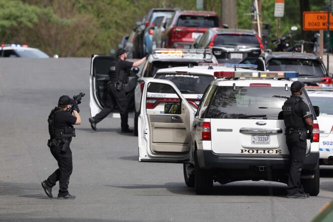 La policía de Washington apunta a un edificio en la calle Van Ness, luego de un tiroteo en el vecindario, en Washington, Estados Unidos, el 22 de abril de 2022.