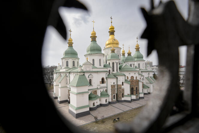 La cathédrale Sainte-Sophie, site classé au Patrimoine mondial de l’Unesco, depuis une tour d’enceinte à Kiev, en Ukraine,  26 mars 2022. 