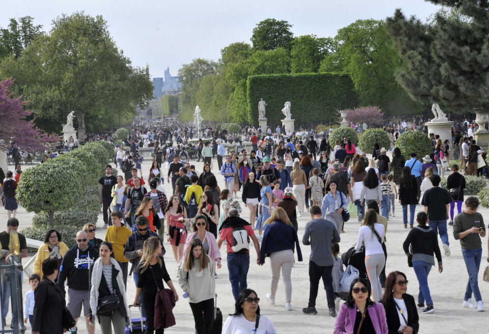 FRANCE. PARIS (75) 1 ST DISTRICT. TUILERIES GARDEN. THE TOURISTS ARE BACK, AFTER 2 YEARS OF COVID-19 PANDEMIE (Photo by Serge ATTAL / ONLY FRANCE / Only France via AFP)