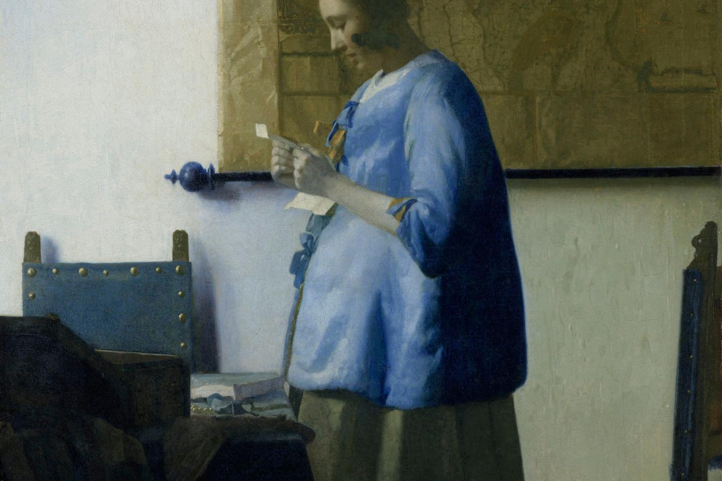Jeune fille en bleu, à la fenêtre, au crépuscule », d'Alena