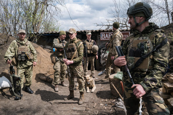 Ukraine, Donbass, vers Avdiivka. Le 21 avril 2022. Voici des membres d'une brigade dans la tranchée.