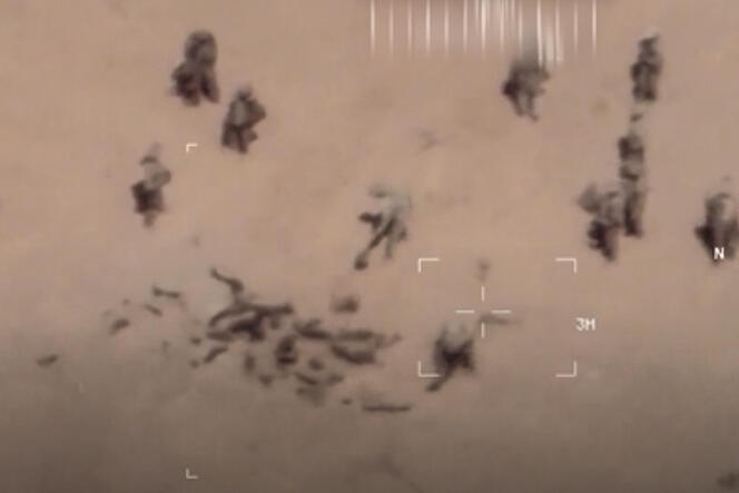 Image fournie par l’armée française montrant des soldats caucasiens recouvrant de sable une douzaine de corps, près de la base militaire de Gossi, au Mali.