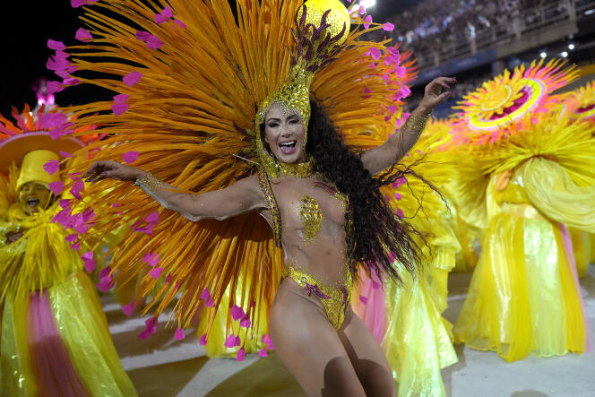 Une danseuse de samba défile lors du carnaval de Rio, le 22 avril 2022.