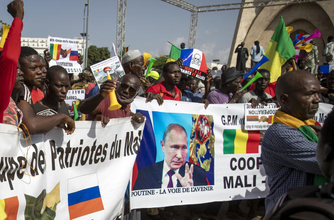 Des Maliens manifestent contre la France et en soutien à la Russie, à l’occasion du 60ᵉ anniversaire de l’indépendance de la République du Mali en 1960, à Bamako, au Mali, le 22 septembre 2020.