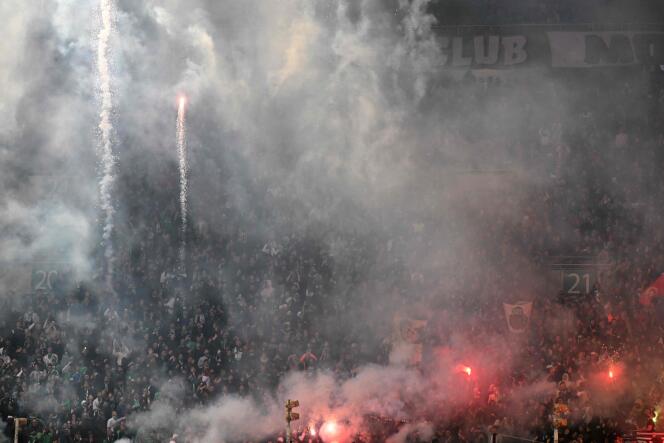 Los seguidores del Saint-Etienne encendieron bombas de humo durante el partido contra el Mónaco, el sábado 23 de abril de 2022.