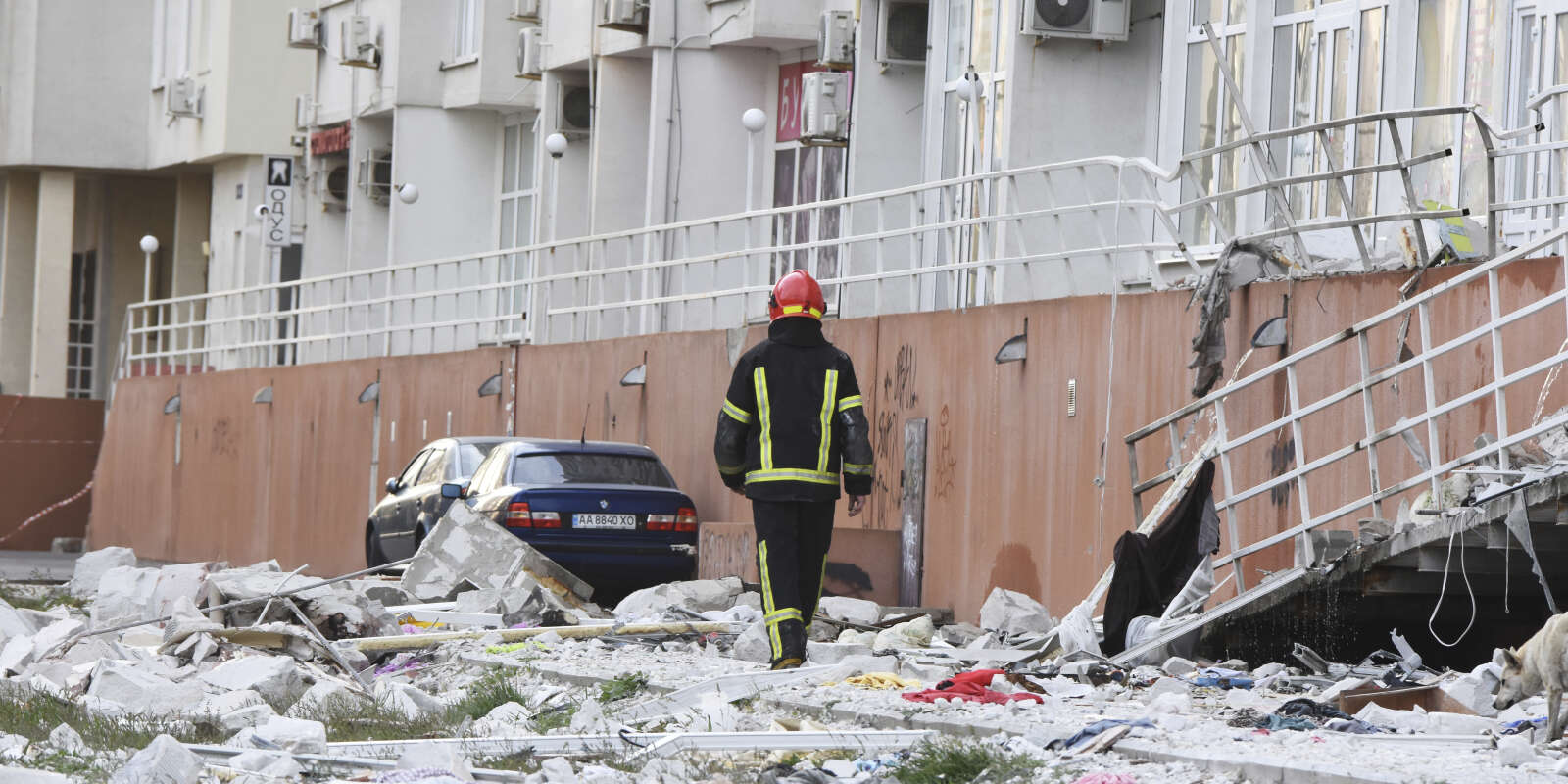 Un pompier ukrainien devant un immeuble endommagé par un bombardement russe à Odessa, en Ukraine, le 23 avril 2022.