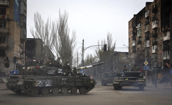 Des véhicules militaires russes se déplacent dans une zone contrôlée par les forces séparatistes soutenues par la Russie à Marioupol, en Ukraine, le 23 avril 2022.