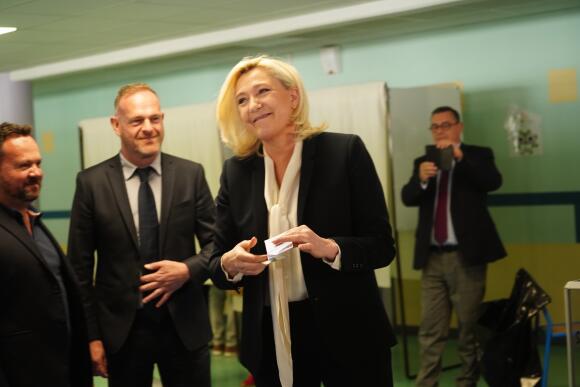 Marine Le Pen avant de glisser son bulletin dans l’urne, dans la ville d’Hénin-Beaumont, le 24 avril 2022.