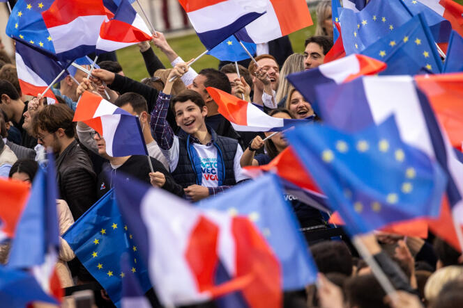 Des soutiens d’Emmanuel Macron, sur le Champ-de-Mars, à Paris, le 24 avril 2022.