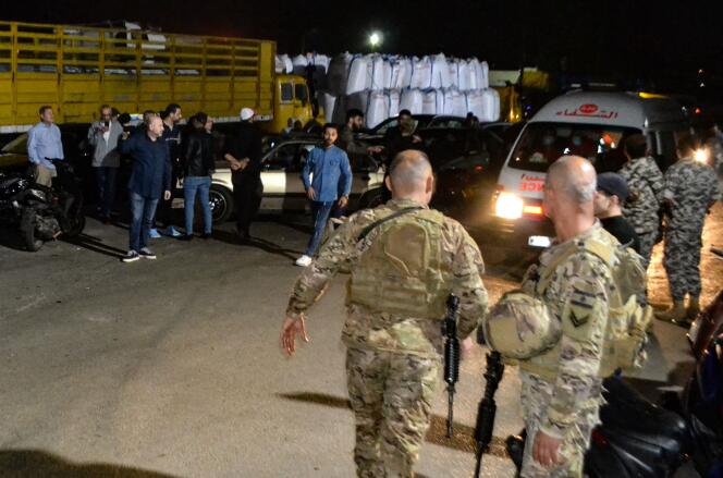 Des soldats libanais à l’entrée du port de Tripoli, à l’arrivée d’une ambulance, le 23 avril 2022.