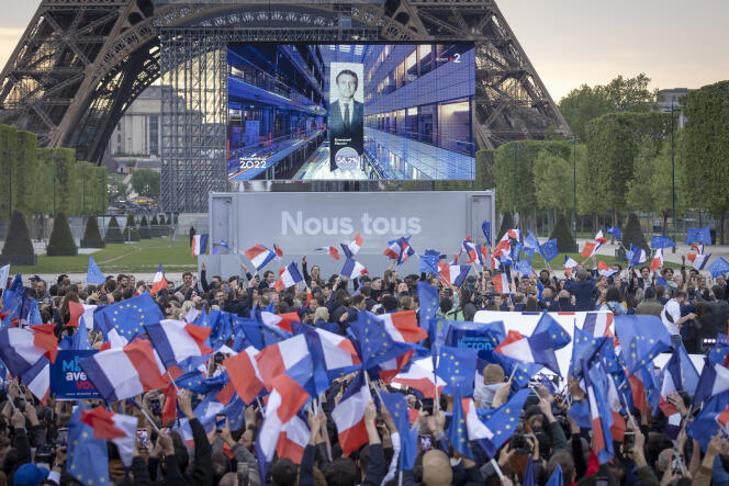 Les soutiens d’Emmanuel Macron réunis au Champ-de-Mars, à Paris, le dimanche 24 avril 2022.