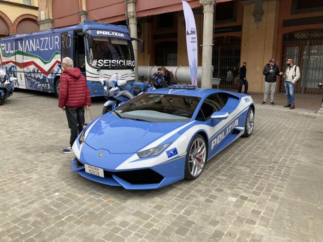 Une Lamborghini de la police italienne est exposée sur la place centrale d’Imola. 