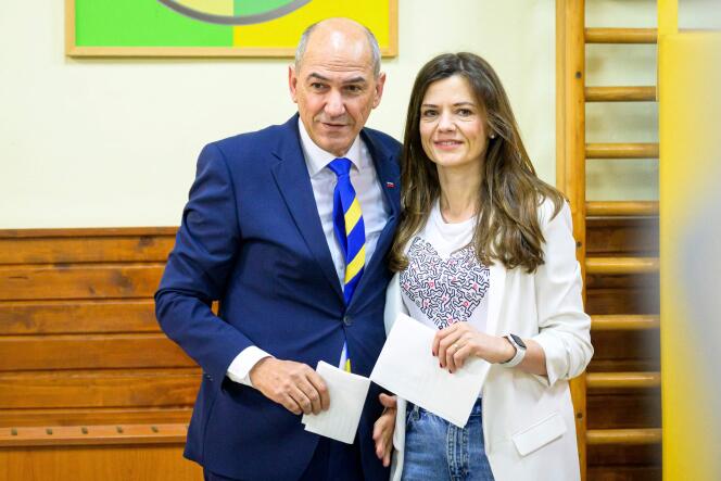 Janez Jansa, primer ministro de Eslovenia y líder del Partido Democrático Esloveno (SDS) y su esposa Urska en Arnace, 24 de abril de 2022.